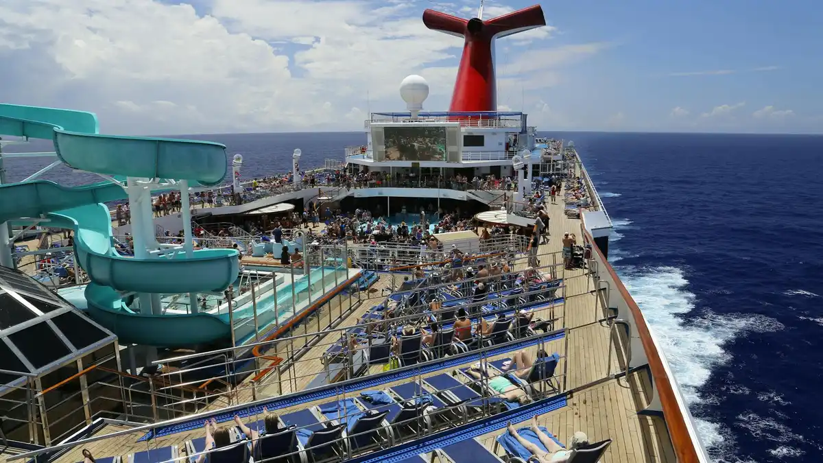 Niños jugando en la piscina infantil de un crucero familiar